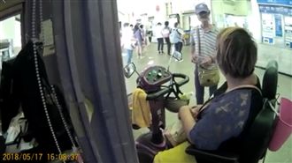 坐輪椅賣口香糖　悍婦「秒站立」搧他