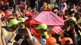 苗栗白沙屯媽祖刈火回鑾苗栗白沙屯拱天宮媽祖到雲林北港朝天宮進香，19日進行最重要儀式「刈火」後回鑾，媽祖鑾轎一起駕，香燈腳們也隨即跟著媽祖走。中央社記者葉子綱攝　107年5月19日