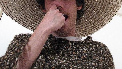 手摸小鳥後挖鼻　男鼻孔塞滿菜花變癌
