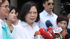 蔡總統回應北市自提　籲想想為何會有選舉民進黨在台北市長選舉將自提人選，總統蔡英文（前左2）17日在綠島出席國家人權博物館揭牌典禮時回應這個議題說，「我們應該想想為什麼會有選舉，是因為在民主自由發展的過程中，很多人付出代價」。中央社記者吳翊寧綠島攝　107年5月17日