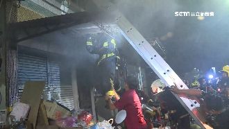 高雄民宅失火　消防員爬梯踩空險摔落