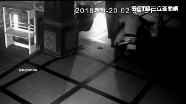 偷搖搖馬硬幣被撞見　落跑糗樣全都錄