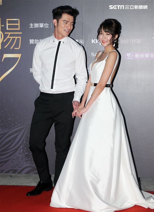 第二屆金羽獎星光大道小凱老師、17人氣主播小雪。（記者邱榮吉/攝影）