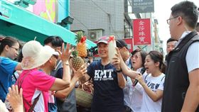 馬前總統輔選首發！陪徐巧芯到吳興市場掃街。（圖／翻攝自徐巧芯臉書）