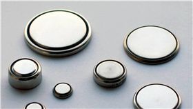 幼童吞電池插管3個月　醫籲家長嚴防小物　圖／翻攝維基百科