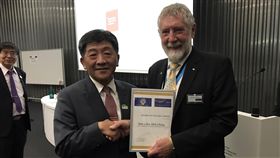 陳時中抵日內瓦 獲頒公衛全球憲章大使衛福部長陳時中（左）19日獲公共衛生協會世界總會（WFPHA）主席摩爾頒發「公共衛生全球憲章大使」。中央社記者唐佩君日內瓦攝 107年5月20日