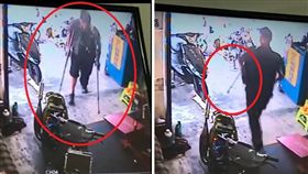 一名身障男子拄著拐杖到一家機車行販賣「愛心筆」，沒想到被拒絕後，他的殘疾秒恢復，直接舉起柺杖邁開步伐離開。其他網友看到後，紛紛調侃「比seafood還厲害！」（組圖／翻攝自爆廢公社）