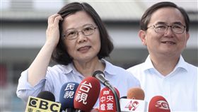 蔡總統接受媒體記者訪問（1）總統蔡英文（左）18日前往台東縣延平鄉桃源國小參訪，參訪結束後在校園內接受媒體記者的訪問。右為民進黨籍立委劉櫂豪。中央社記者吳翊寧台東攝　107年5月18日