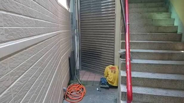男子疑因注射毒品　猝死暗巷廁所旁