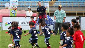 ▲來自南非的足球教練安德魯（圖上中）所帶領的跨園所組Red Dragon U6隊伍。（圖／大漢集團提供）