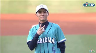 小樂開球「帥就好」　失控暴投糗爆