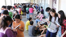 國中教育會考第二天（3）107年國中教育會考20日進行自然、英語閱讀、英語聽力三項科目考試，考生在等待時間，不忘復習做最後衝刺，希望考出好成績。中央社記者郭日曉攝　107年5月20日