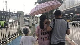 真愛,夫妻,意外,塑膠袋,雨天,撐傘,爆廢公社　圖／翻攝自臉書爆廢公社