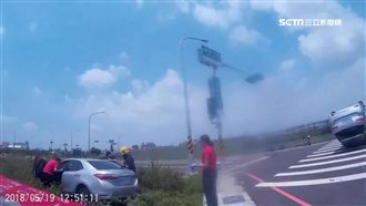 搶快對撞兩敗俱傷　一飛草叢一翻覆