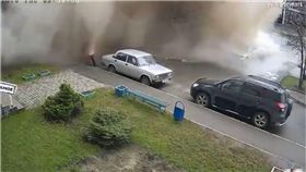 影／驚悚瞬間！水管突然爆裂　老婦人瞬間被熱水吞沒　圖／翻攝自ＹＯＵＴＵＢＥ