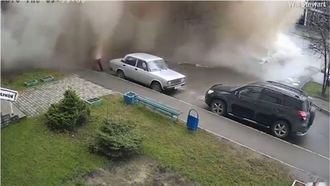 水管突然爆裂　老婦人瞬間被熱水吞沒