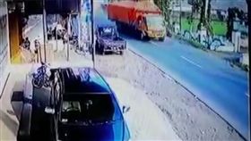 印尼,車禍,大卡車,煞車失靈（圖／翻攝網路）