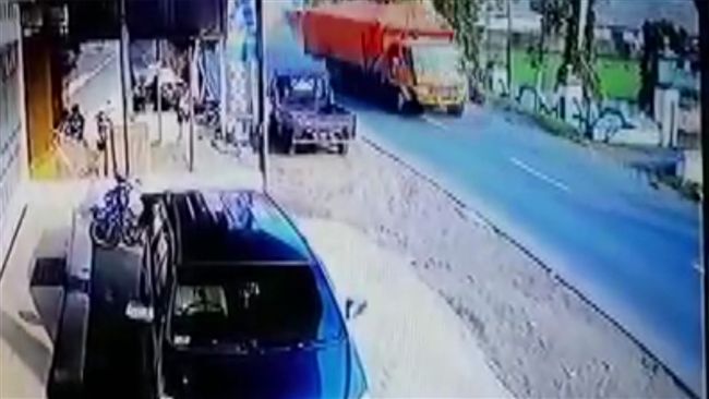 印尼運糖卡車撞14車7屋…奪11命