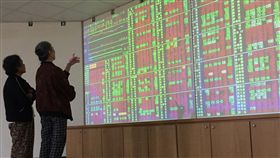 台股開高走高（1）台北股市10日開高走高，收盤漲56.86點，為10760.21點，漲幅0.53%，成交金額新台幣1380億元。中央社記者董俊志攝　107年5月10日