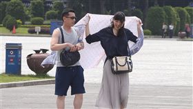 台北飆高溫天氣好熱（1）中央氣象局觀測，16日中午12時7分，台北市氣溫飆到攝氏35.6度，是今年以來台北市新高，民眾外出時用隨身衣物阻擋太陽。中央社記者謝佳璋攝  107年5月16日