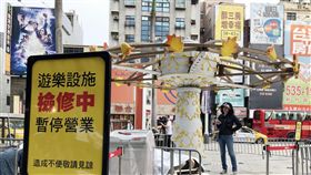 竹市百貨遊樂設施轉太快　1童滑落新竹市知名百貨公司1日舉辦兒童節活動，由廠商陳設多項遊樂設施，其中「飛天椅」疑因人員操控不當，轉速太快，造成一名搭乘孩童滑落受傷，多名大人為搭救也遭波及，業者事後隨即將設施拆卸撤離。中央社記者魯鋼駿攝　107年4月1日