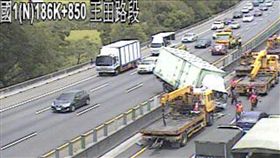 國一王田貨車遭失控轎車撞　衝上分隔島「車頭掉對向」（圖／翻攝畫面）