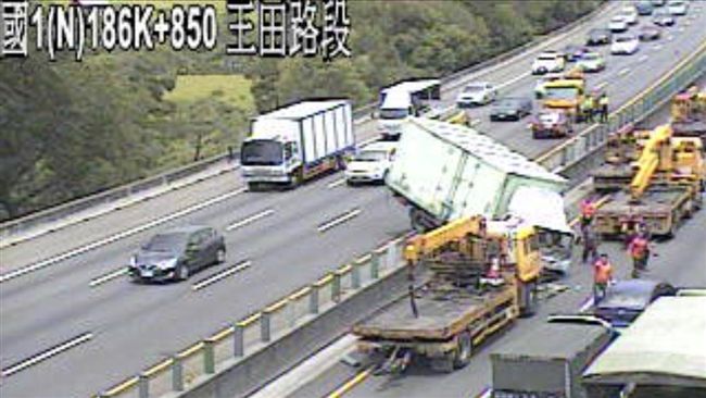 遭失控轎車撞　貨車慘「車頭掉對向」