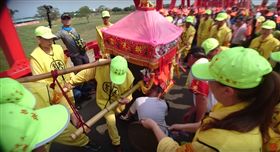 白沙屯媽祖,回鑾,彰化,西螺大橋,早產兒,慈父,加持,鑾轎,消災（圖／翻攝自白沙屯媽祖網路電視台YouTube）