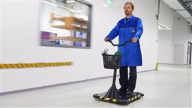 BMW電動滑板工作車。（圖／翻攝BMW網站）