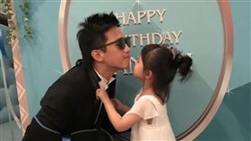 鄧超和女兒小花。(翻攝微博)