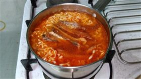 泡麵是不少人心中省錢又省時的好夥伴，有網友日前分享自己最愛的泡麵吃法，就是「炸醬麵＋紅燒鰻」。其他網友看到後，紛紛勾起回憶，直呼「是媽媽的味道！」（圖／翻攝自爆廢公社）