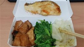 人帥真的好幸福…帥弟1肉5菜100元　他夾少卻要120
圖／翻攝自臉書「爆廢公社二館」