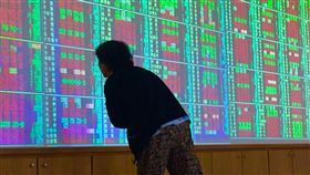 台股開高走高（2）台北股市10日開高走高，收盤漲56.86點，為10760.21點，漲幅0.53%，成交金額新台幣1380億元。中央社記者董俊志攝　107年5月10日