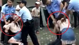 不滿男友提分手，女接吻差點咬斷對方舌頭。（圖／翻攝梨視頻）