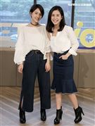 雙人美聲團體「晨悠」接受三立新聞網專訪。（記者邱榮吉/攝影）