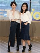 雙人美聲團體「晨悠」接受三立新聞網專訪。（記者邱榮吉/攝影）