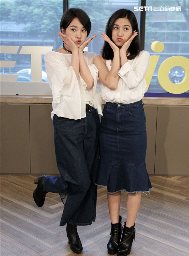 雙人美聲團體「晨悠」接受三立新聞網專訪。（記者邱榮吉/攝影）