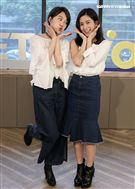 雙人美聲團體「晨悠」接受三立新聞網專訪。（記者邱榮吉/攝影）