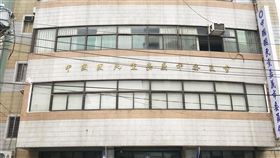 國民黨嘉市黨部遭查封中國國民黨因財產遭黨產會凍結，305名退休黨工僅領到4成退休金，因而向台北地方法院提告，並聲請查封國民黨產；嘉義地方法院21日受委託執行查封國民黨嘉義市黨部。中央社記者江俊亮攝　107年5月21日