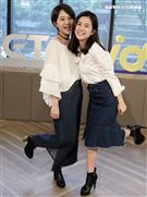 雙人美聲團體「晨悠」接受三立新聞網專訪。（記者邱榮吉/攝影）