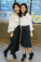 雙人美聲團體「晨悠」接受三立新聞網專訪。（記者邱榮吉/攝影）