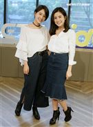 雙人美聲團體「晨悠」接受三立新聞網專訪。（記者邱榮吉/攝影）