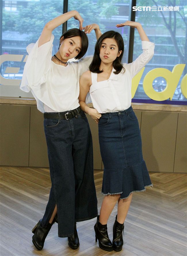 雙人美聲團體「晨悠」接受三立新聞網專訪。（記者邱榮吉/攝影）