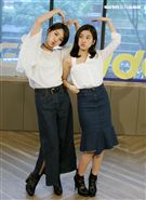 雙人美聲團體「晨悠」接受三立新聞網專訪。（記者邱榮吉/攝影）