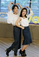 雙人美聲團體「晨悠」接受三立新聞網專訪。（記者邱榮吉/攝影）