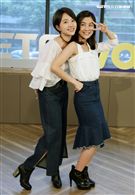 雙人美聲團體「晨悠」接受三立新聞網專訪。（記者邱榮吉/攝影）