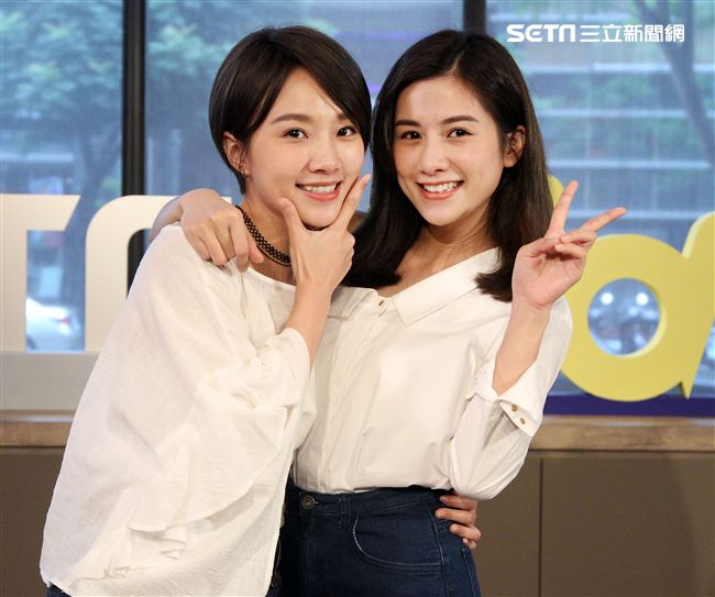 雙人美聲團體「晨悠」接受三立新聞網專訪。（記者邱榮吉/攝影）