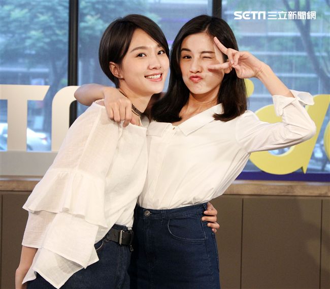 雙人美聲團體「晨悠」接受三立新聞網專訪。（記者邱榮吉/攝影）