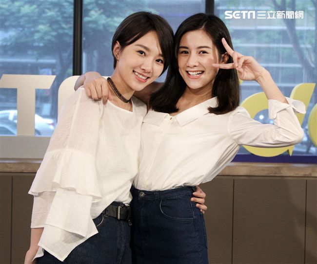 雙人美聲團體「晨悠」接受三立新聞網專訪。（記者邱榮吉/攝影）