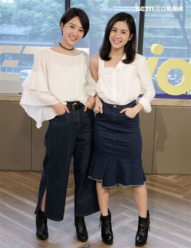 雙人美聲團體「晨悠」接受三立新聞網專訪。（記者邱榮吉/攝影）